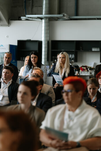 Menschen sitzen im Publikum